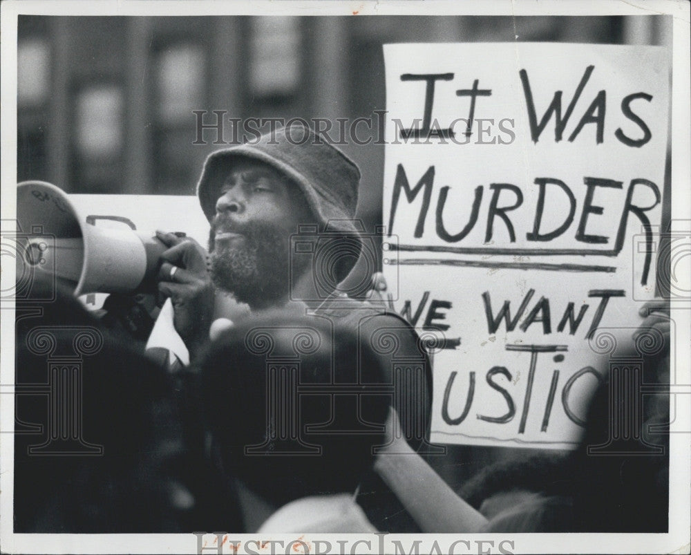 Press Photo Protestor, Mel Rey about Levi Hart murder - Historic Images