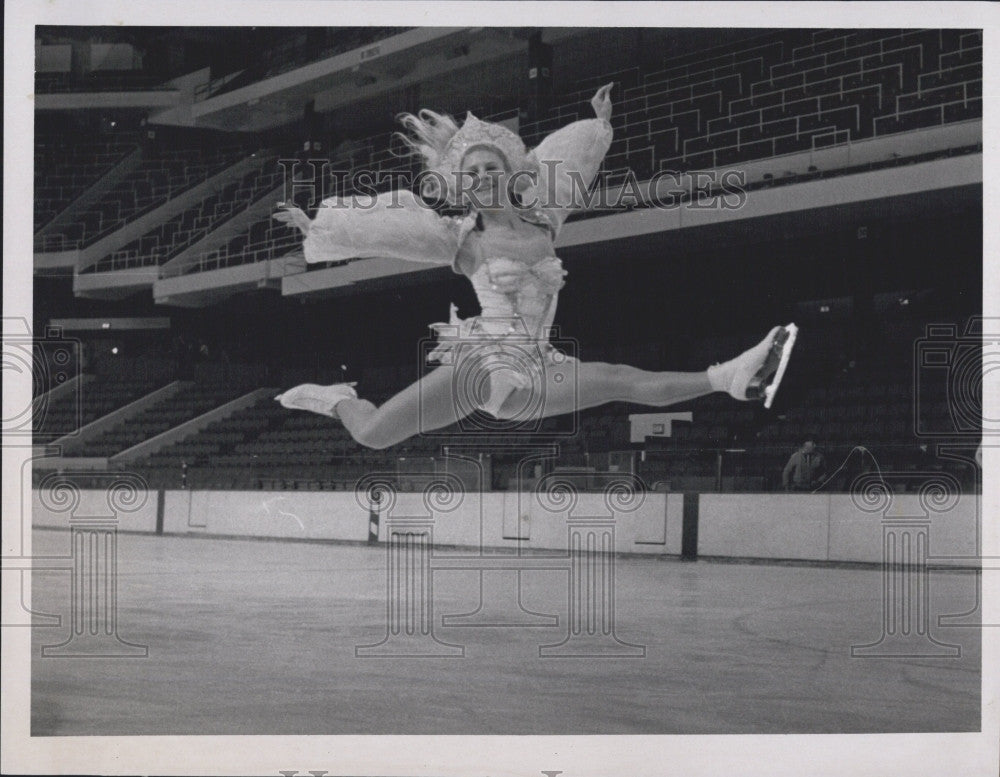 1971 Press Photo Ice skater, Linda Carbonetto on ice - Historic Images