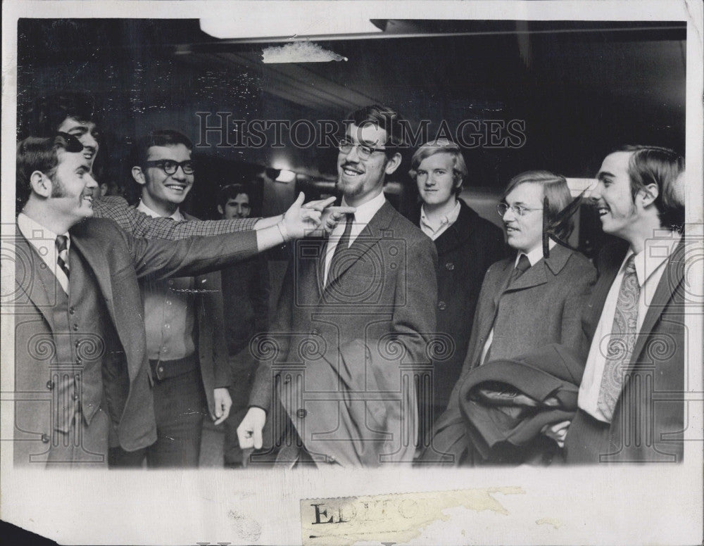 1969 Press Photo Wentworth student Dennis Card in court for not shaving - Historic Images