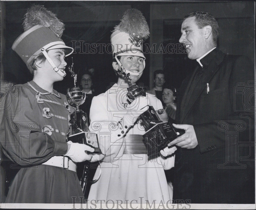 1958 Press Photo Barbara Cassidy and Helen Delaney with John Carrol - Historic Images