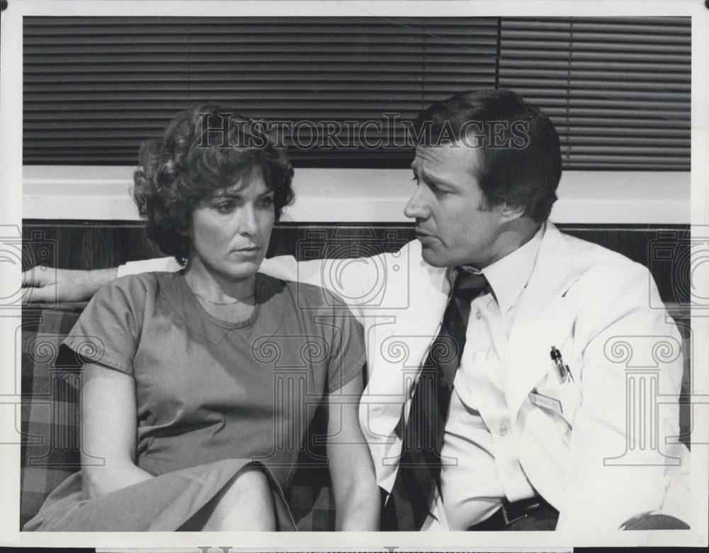 1980 Press Photo Joanna Cassidy &amp; Charles Siebert &quot;Trapper John MD&quot; - Historic Images