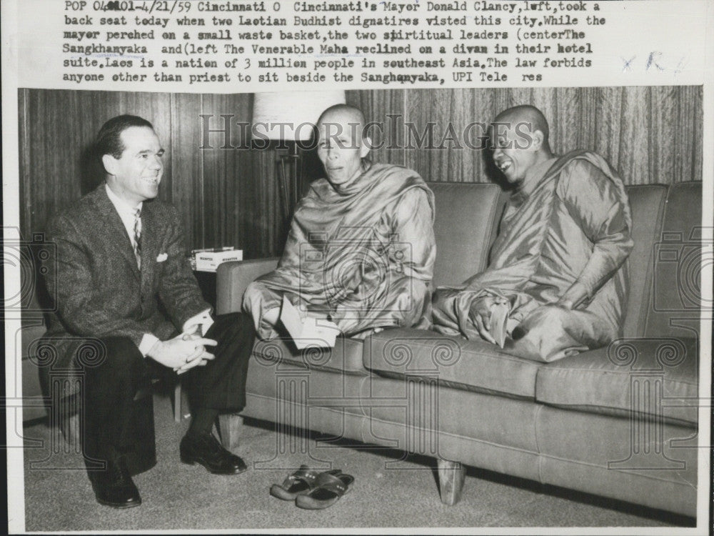 1959 Press Photo Cincinnati Mayor D Clancy, Budhist monks Sangkhanyaka &amp; Maha - Historic Images