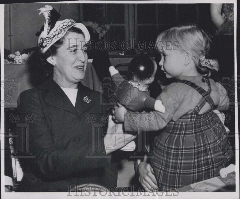 1951 Press Photo Mrs Walter Gifford , wife of Us Amb too Britain - Historic Images