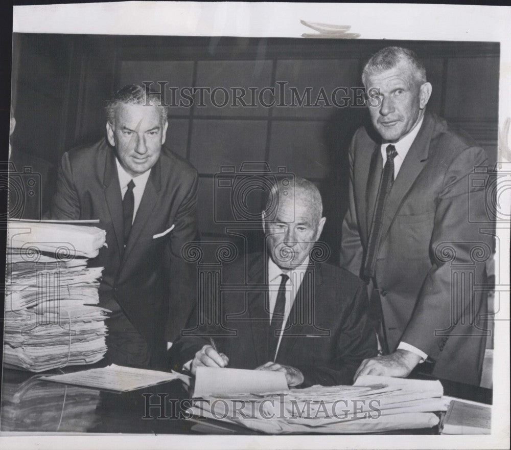 1964 Press Photo George H. Capron,sign a million divorce agreement. - Historic Images