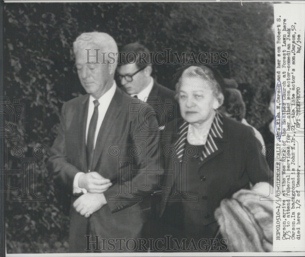 1963 Press Photo Mrs.Elsa W.Carson &amp; son Robert Carson attend the funeral of Son - Historic Images