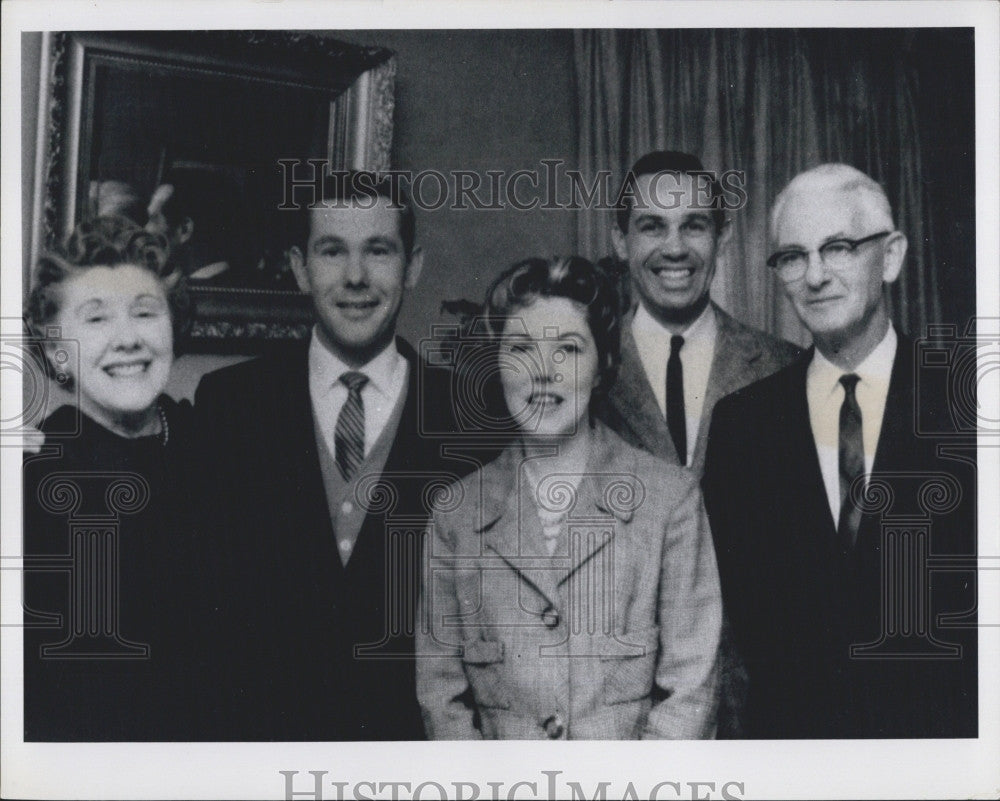 Press Photo actor/comedian Johnny and Dick Carson with Family. - Historic Images