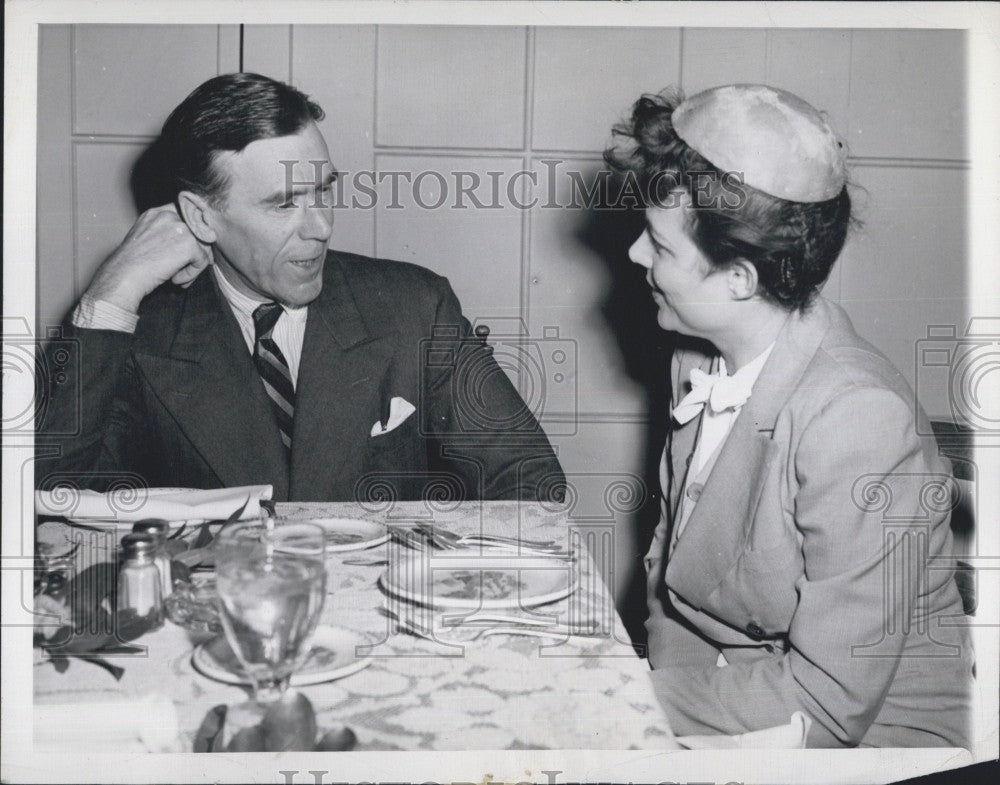 1945 Press Photo Actor Leo G. Carroll With News Reporter Willa Martin - Historic Images