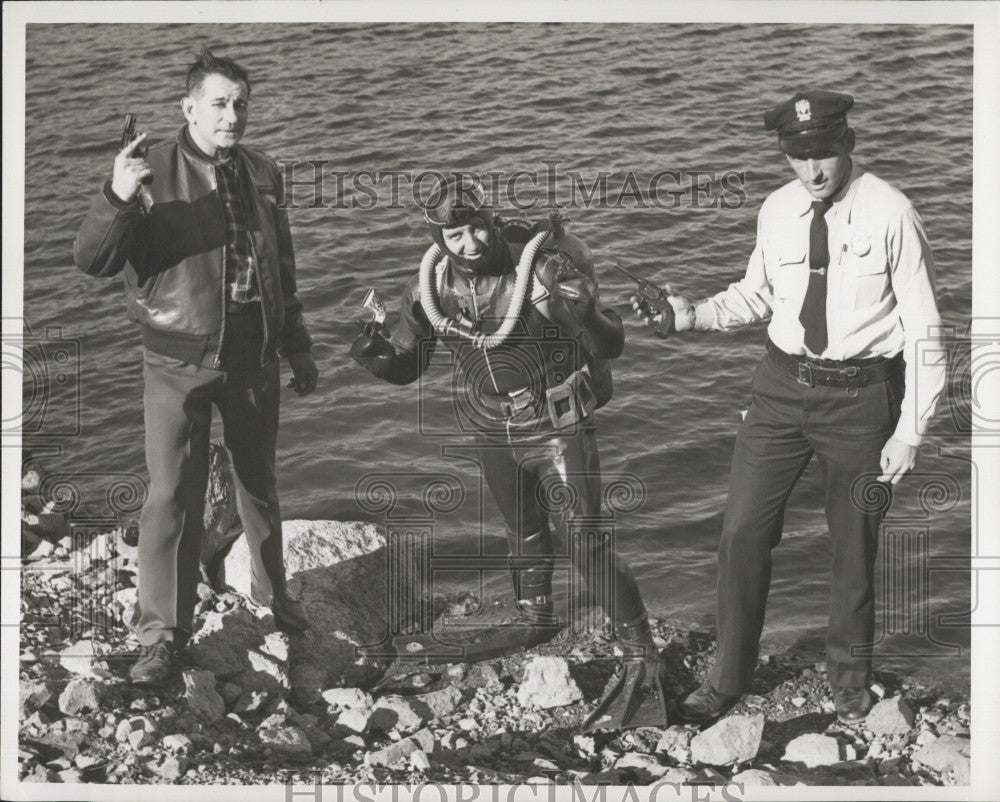 1960 Press Photo Officer Joseph Caproni &amp; James Niland Find Stolen Guns In Water - Historic Images