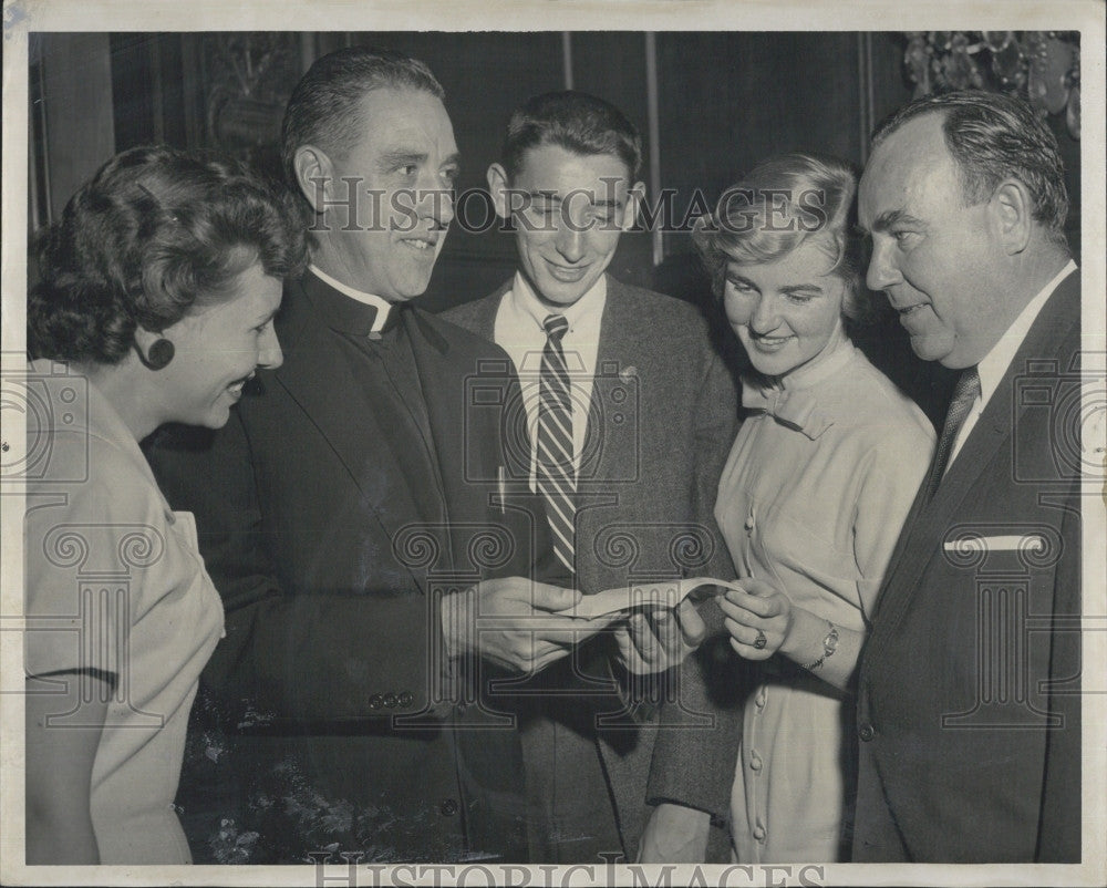 1957 Press Photo John P. Carroll,Edmund Sheehan &amp; Peggy Cox At Boston Club - Historic Images