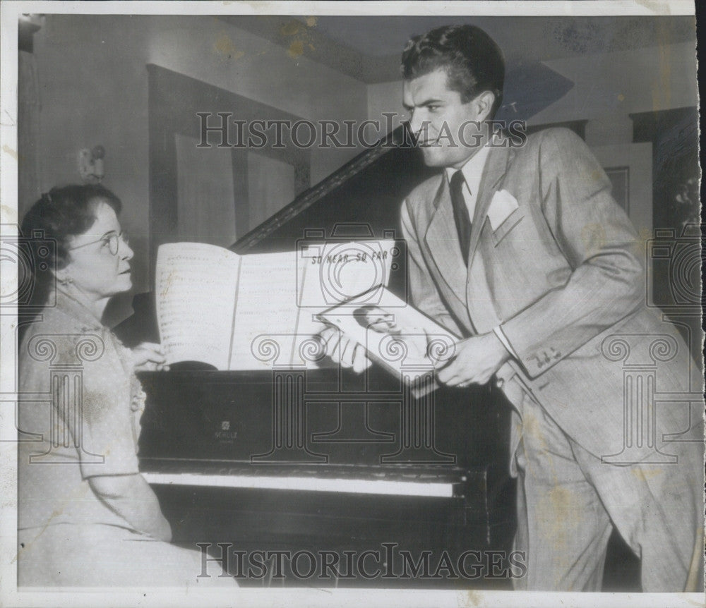 1946 Press Photo Mrs. D.M. Carter &amp; Milon Mikilasek Playing So Near So Far - Historic Images