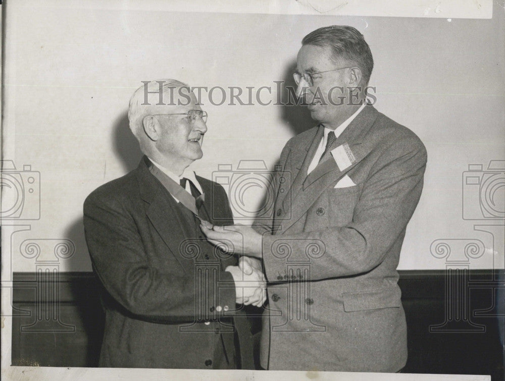 Dr. Roger Samuel gets medal Dr. Gunnar Gunderson 1955 Vintage Press ...