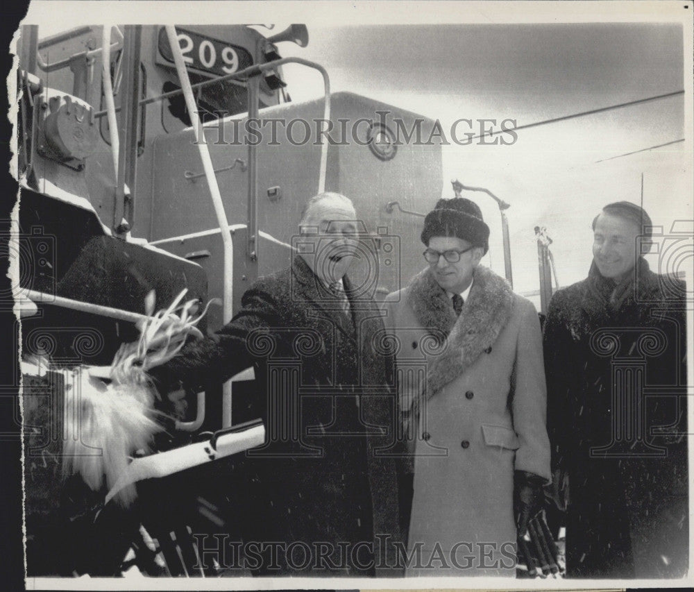 1974 Press Photo Gov. Meldrim Thomson christens the &quot;Daniel Webster&quot; - Historic Images