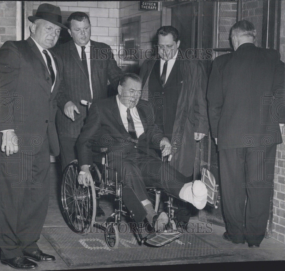 1963 Press Photo Unknown Businessman in Wheelchair with Broken Leg - Historic Images