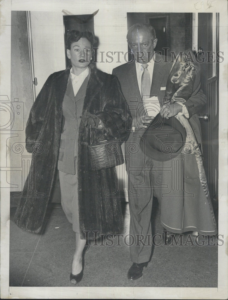 1953 Press Photo Erica Steel &amp; Attorney Noah Braunstein Leaving Court - Historic Images