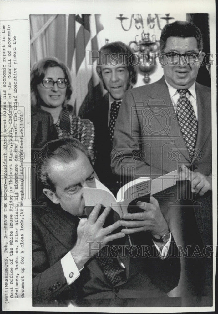 1974 Press Photo Pres.Nixon scrutinized his economic report in Oval Office. - Historic Images