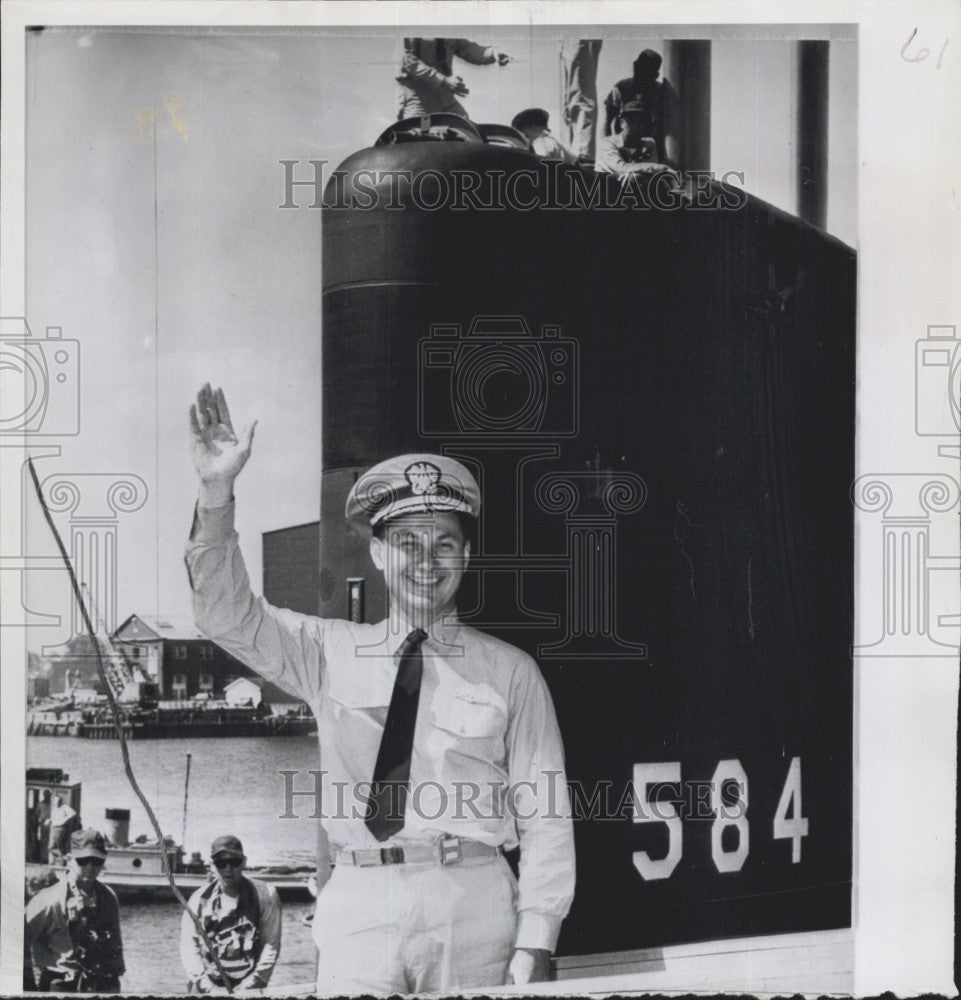 1960 Press Photo Comm.George P.Steele skipper of Nuclear Submarine Seadragon. - Historic Images