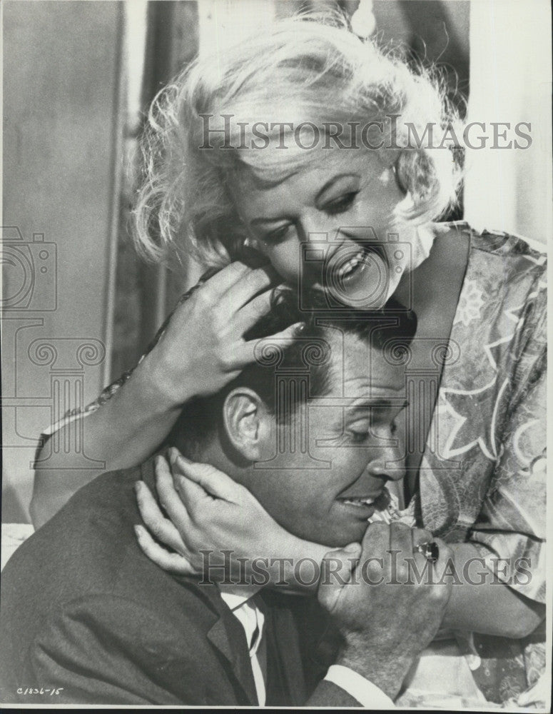 1966 Press Photo Actress Angela Lansbury &amp; James Garner In &quot;Mister Buddwing&quot; - Historic Images