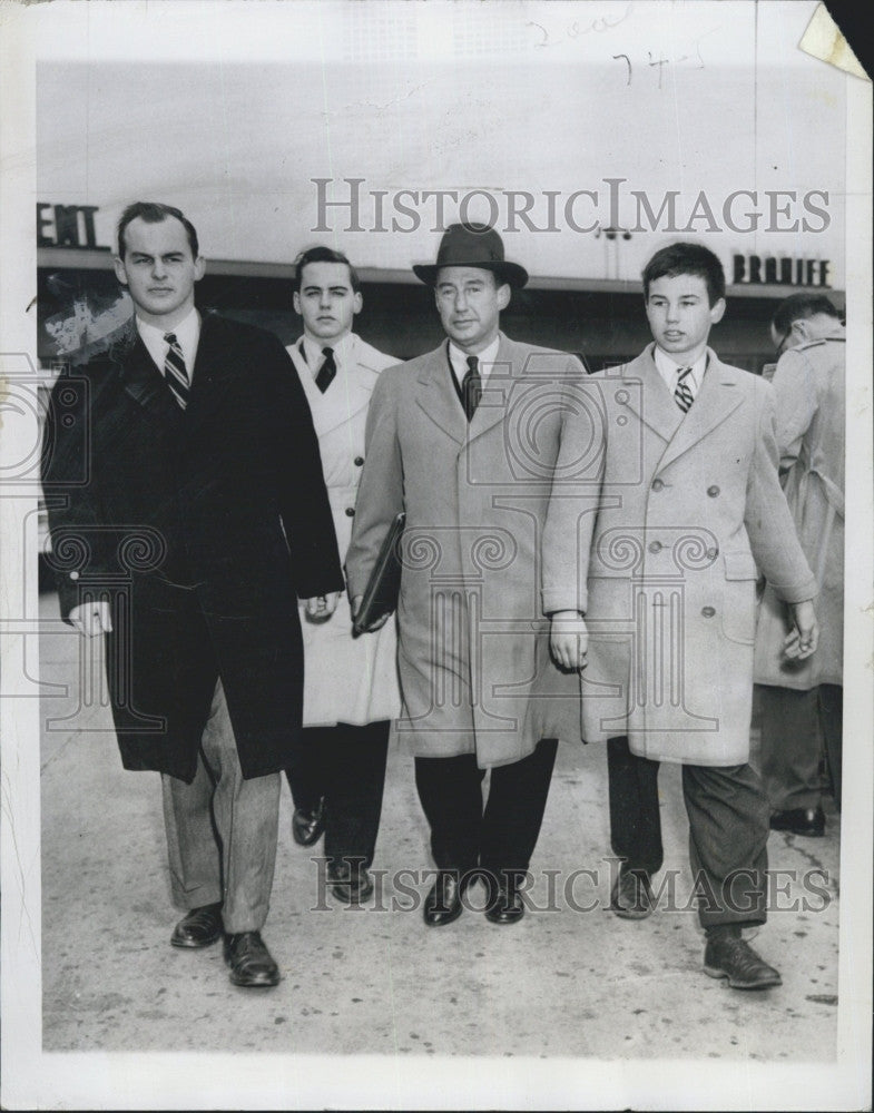 1952 Press Photo Gov. Adlai Stevenson, Adlai, Jr., Borden, John - Historic Images