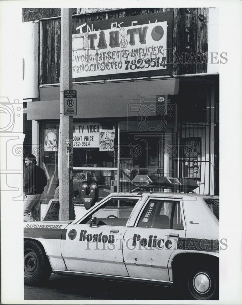 1986 Press Photo Police cruiser outside of video store owned by Tan Van Nguyen - Historic Images