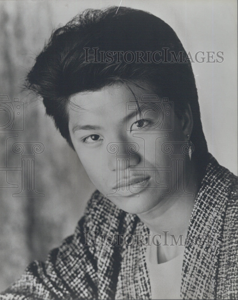 1987 Press Photo Actor Tri Nguyen posing for photo - Historic Images