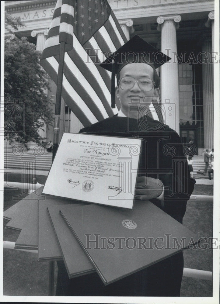 1989 Press Photo Dr. Tue Nguyen posing with his diplomas after graduating at MIT - Historic Images