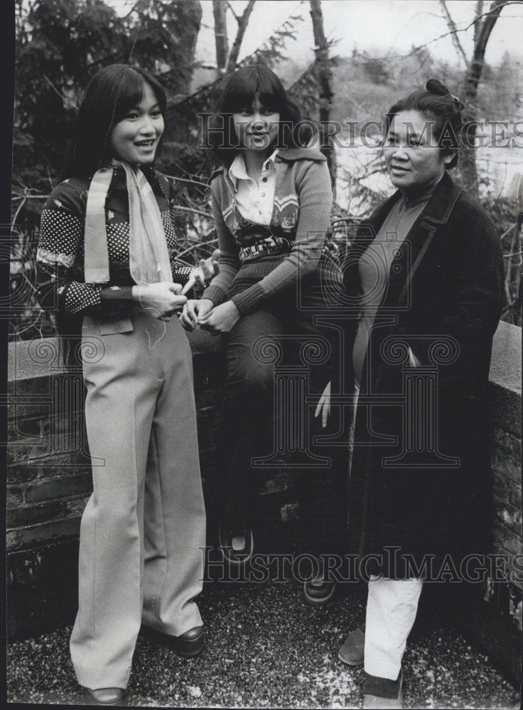 1975 Press Photo Nguyen Family Chatting Outside Former US Ambassador&#39;s Home - Historic Images