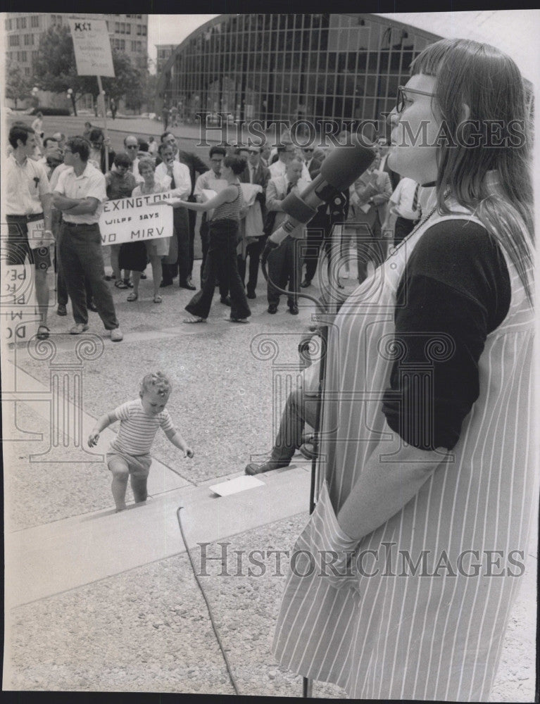 1969 Press Photo Gertrude Nickerson Speaks To Demonstrators - Historic Images