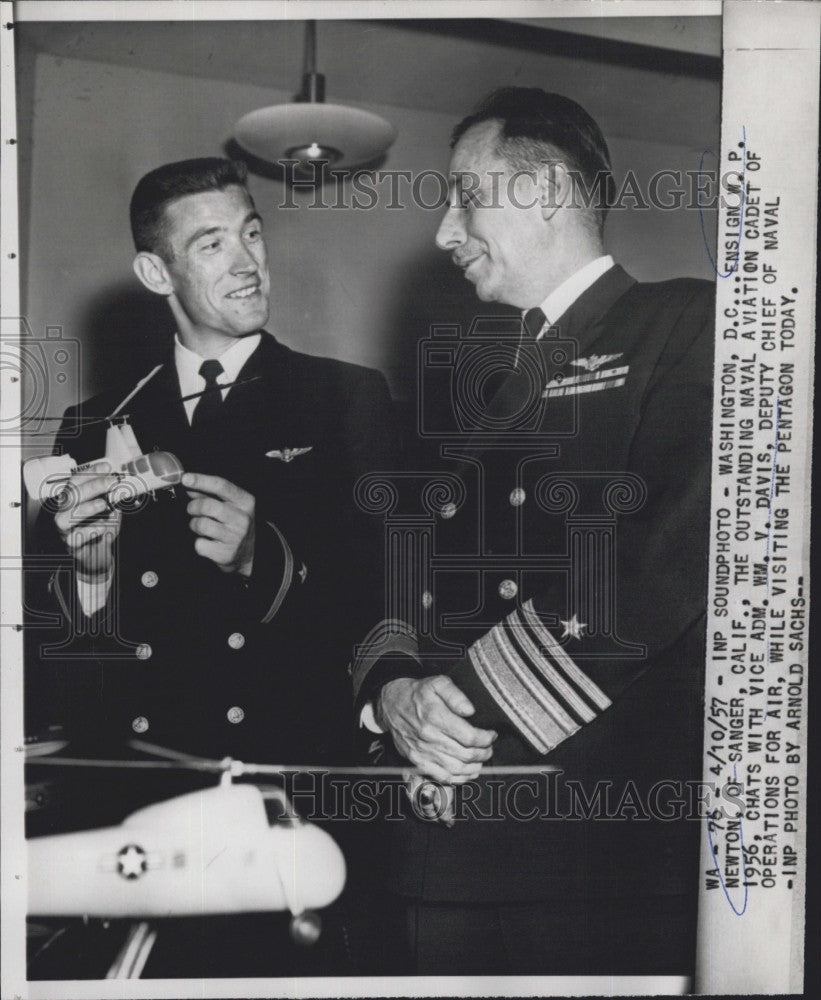 1957 Press Photo Ensign W.P. Newton Naval Aviation Cadet &amp; Vice ADM.V. Davis - Historic Images