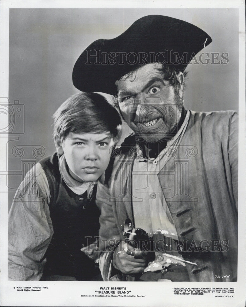 1975 Press Photo Robert Newton and Jim Hawkins in &quot;Treasure Island&quot;. - Historic Images