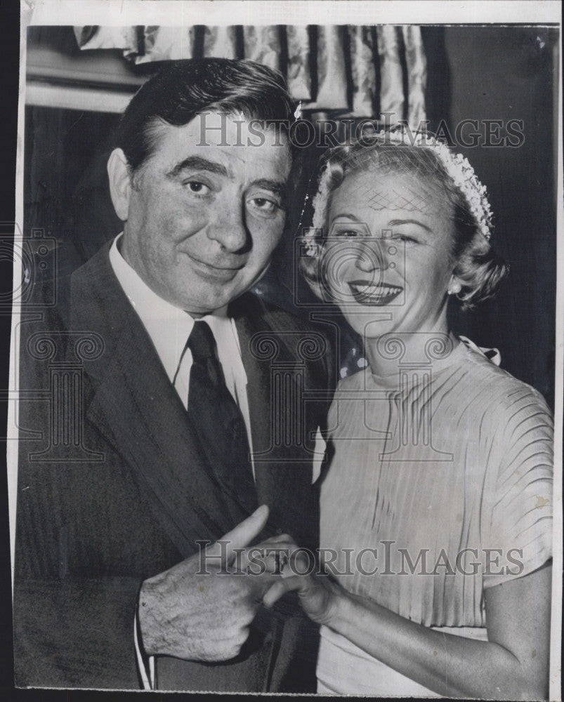 1952 Press Photo British Actor Robert Newton with his bride Vera Budnik. - Historic Images