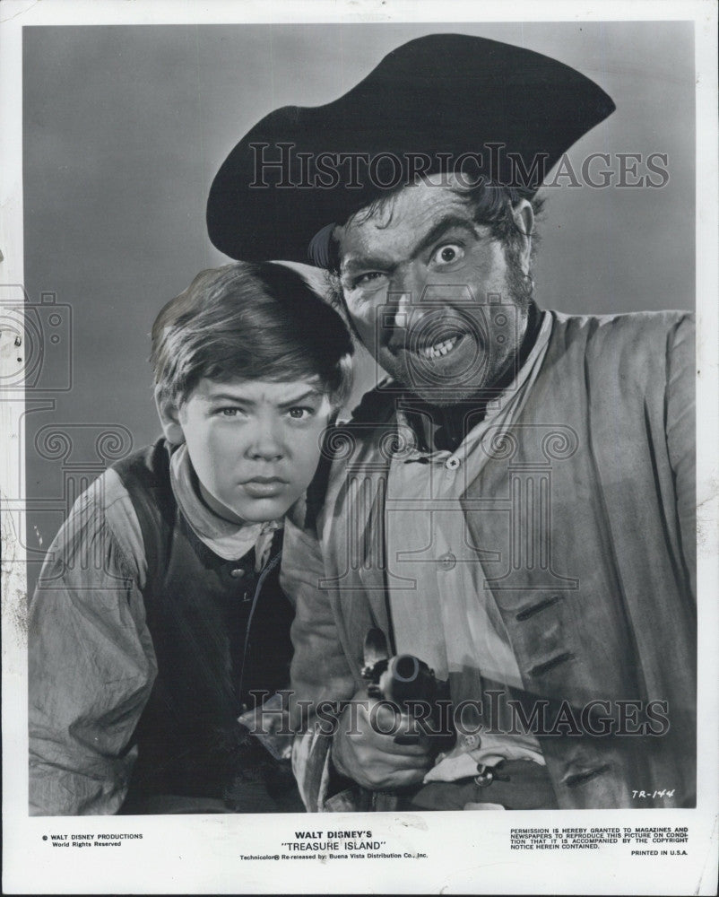 Press Photo Robert Newton and Jim Hawkin in &quot;The Treasure Island&quot;. - Historic Images