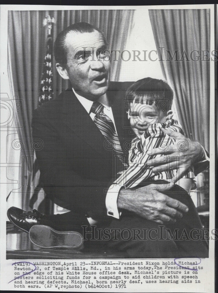 1971 Press Photo Pres. Nixon  holds Michael Newton, with hearing defects. - Historic Images