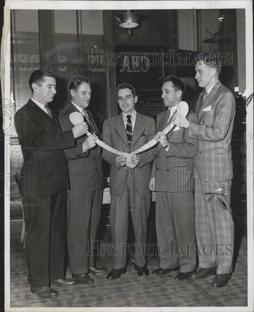 1947 Press Photo Annuan Turkey Trot shown &quot;Largest Wishbones&quot; - Historic Images