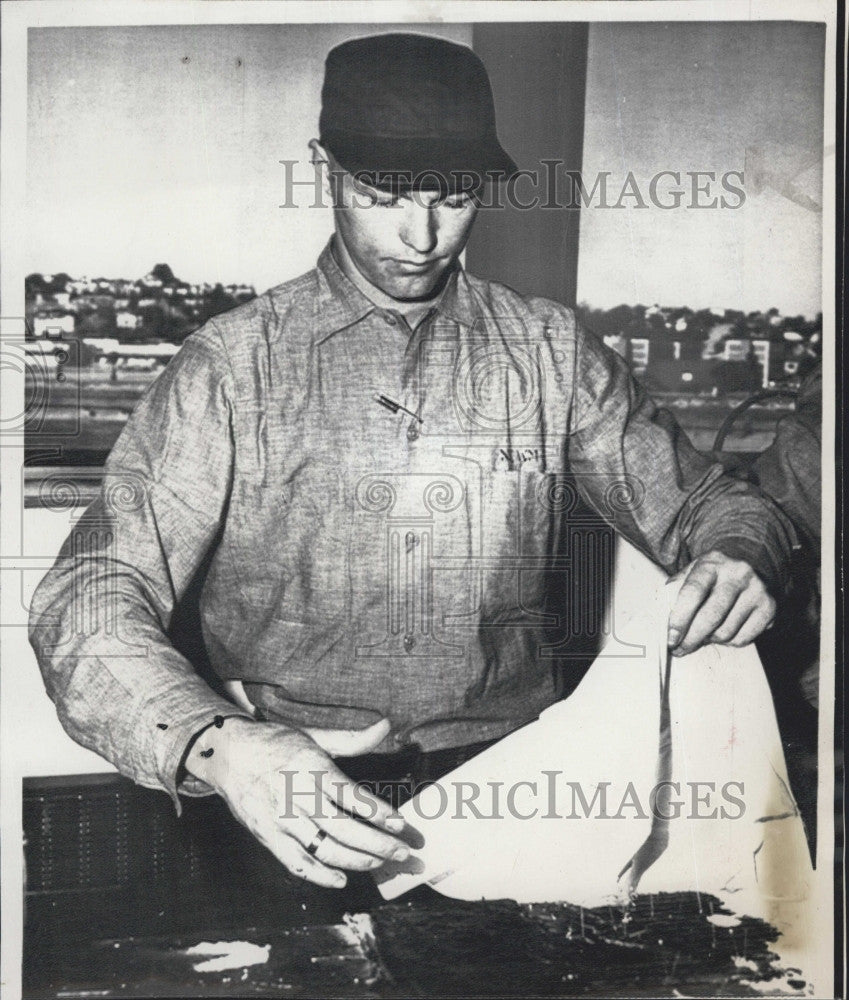 1971 Press Photo Raymond Newman,seaman recruit fold white uniform. - Historic Images