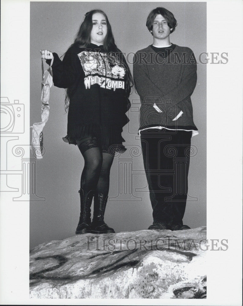 1994 Press Photo Yvonne Nicoletti and jason Lynch atop the rock in Andover HS. - Historic Images