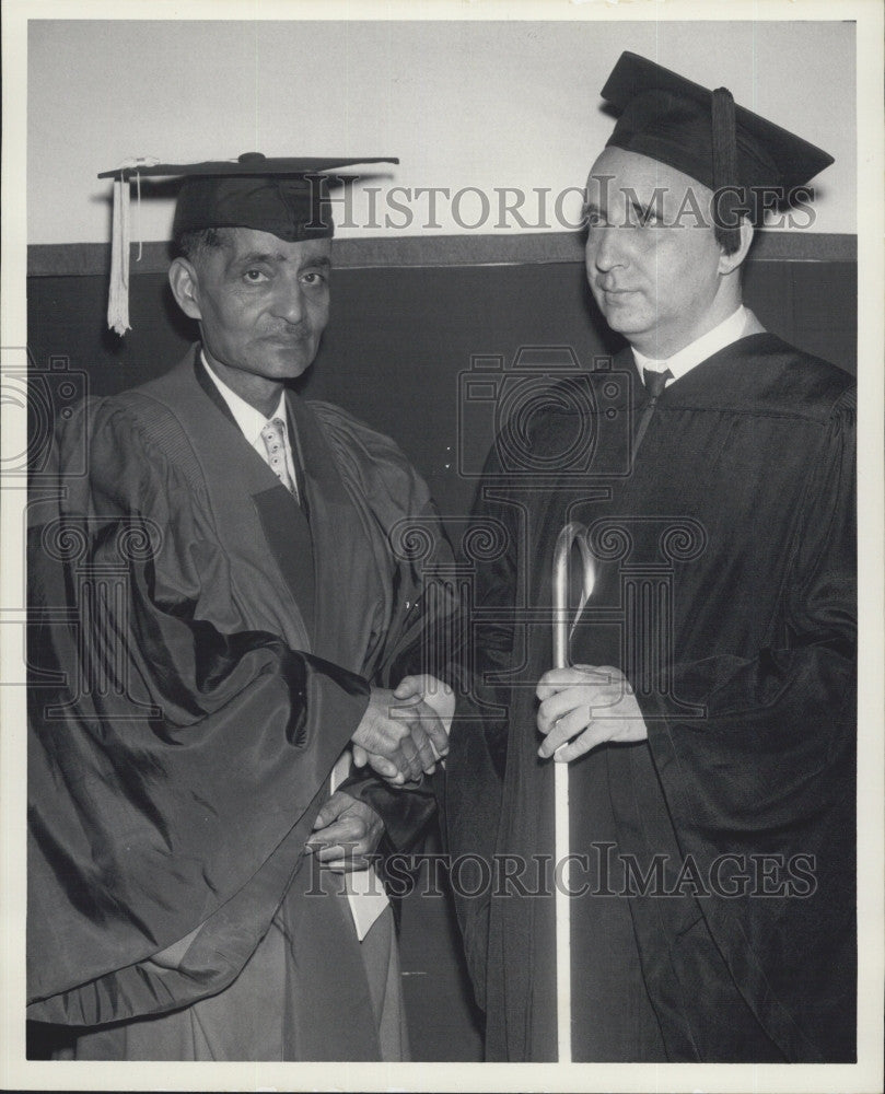 1960 Press Photo Earl Nickerson Blind Mathematics Student Graduates Boston Unive - Historic Images