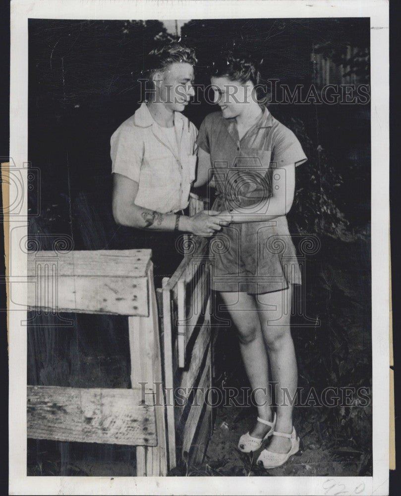 1948 Press Photo Bonnie Faler Age 14 &amp; New Husband Gerald Newton Her Parents - Historic Images