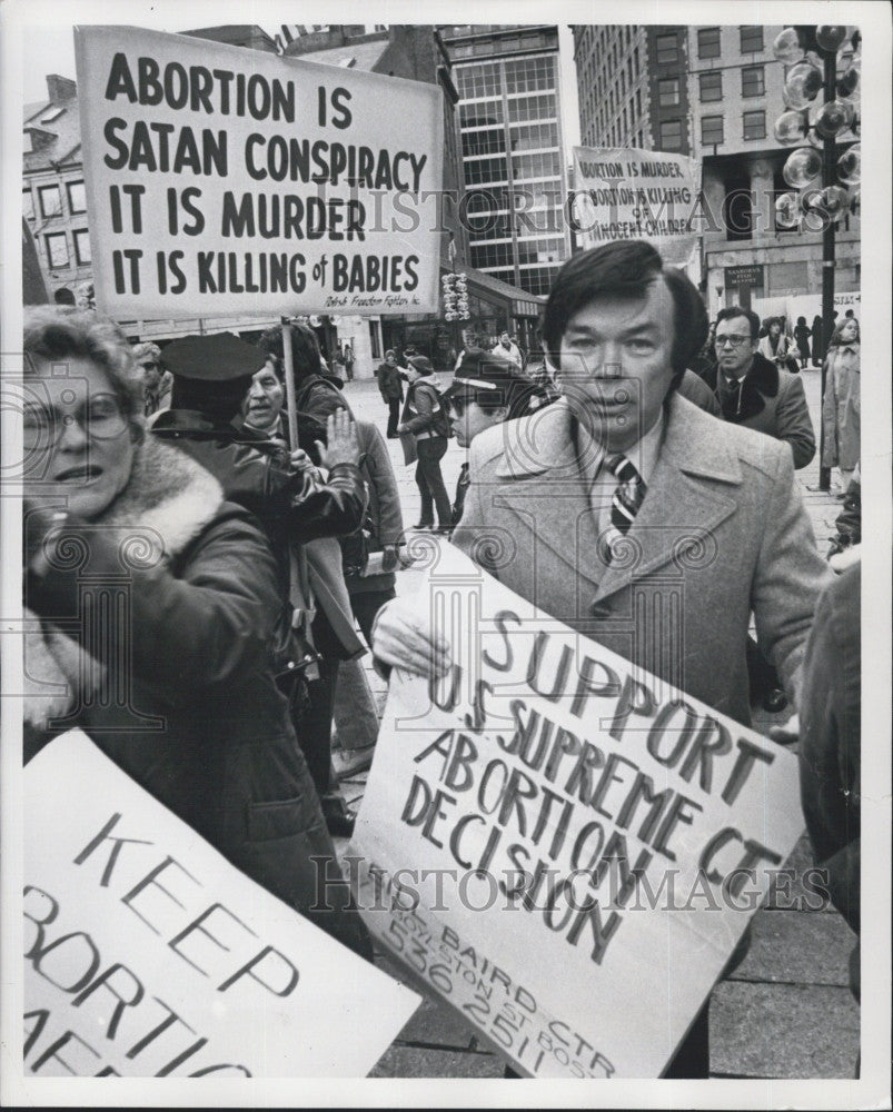 1980 Press Photo Pro-life and pro-abortion groups picket outside Fanueil Hall. - Historic Images