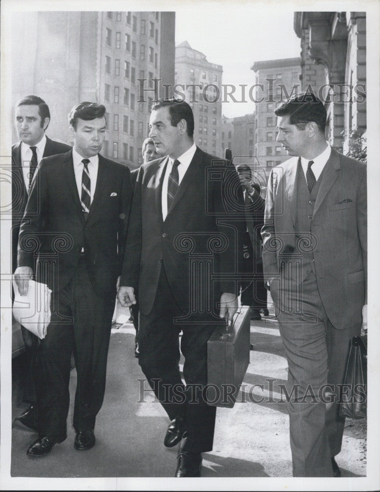 1967 Press Photo William Baird with Martin Luckman. - Historic Images