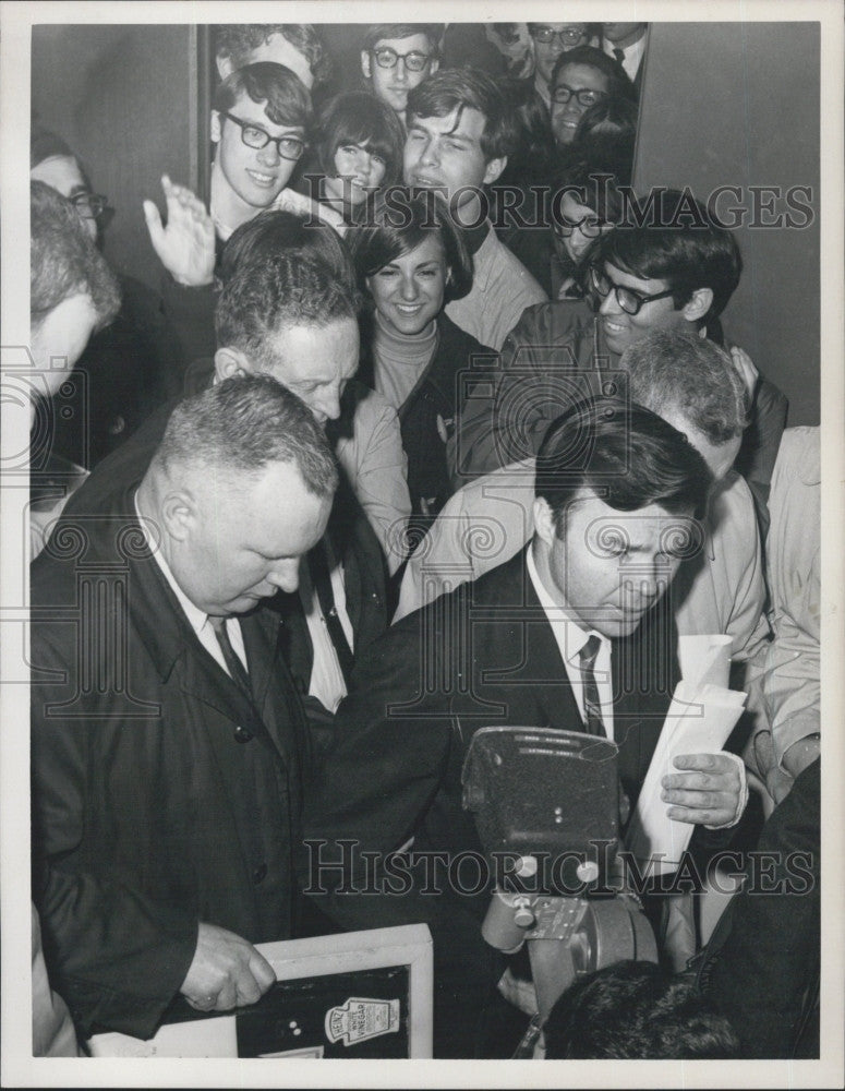 1967 Press Photo William Baird at Boston Univ. lectured about birth control. - Historic Images