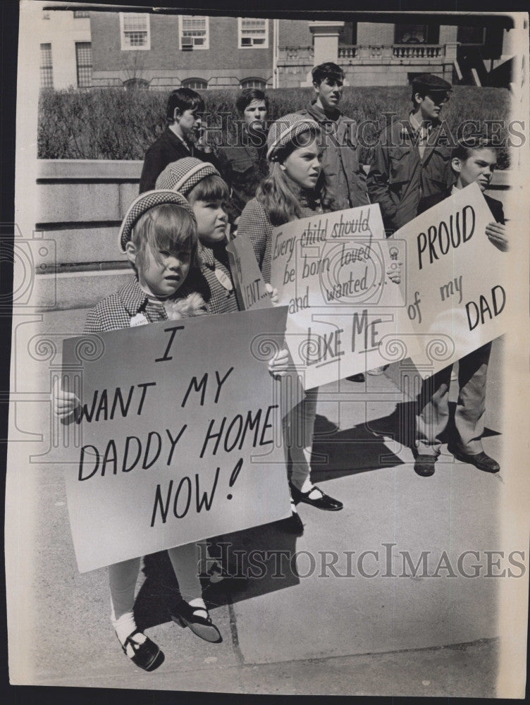 1970 Press Photo Baird Family Protesting at State House - Historic Images