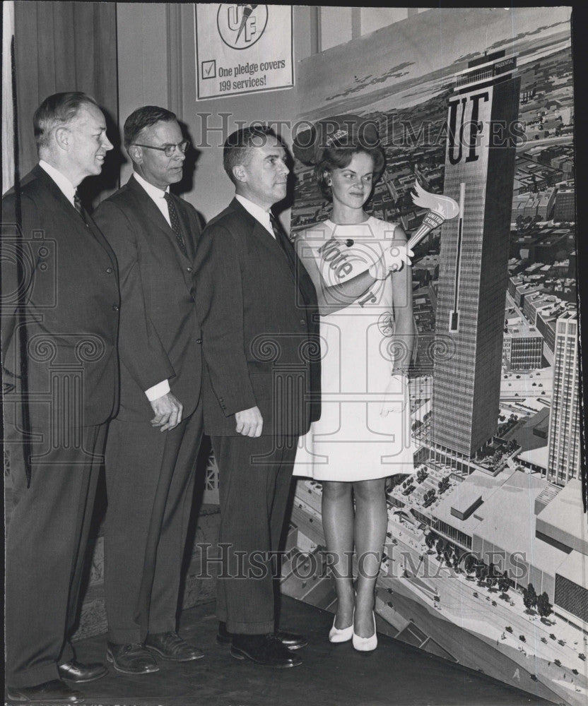 Press Photo Janet Naples Shows Off Progress Of United Fund Drive - Historic Images