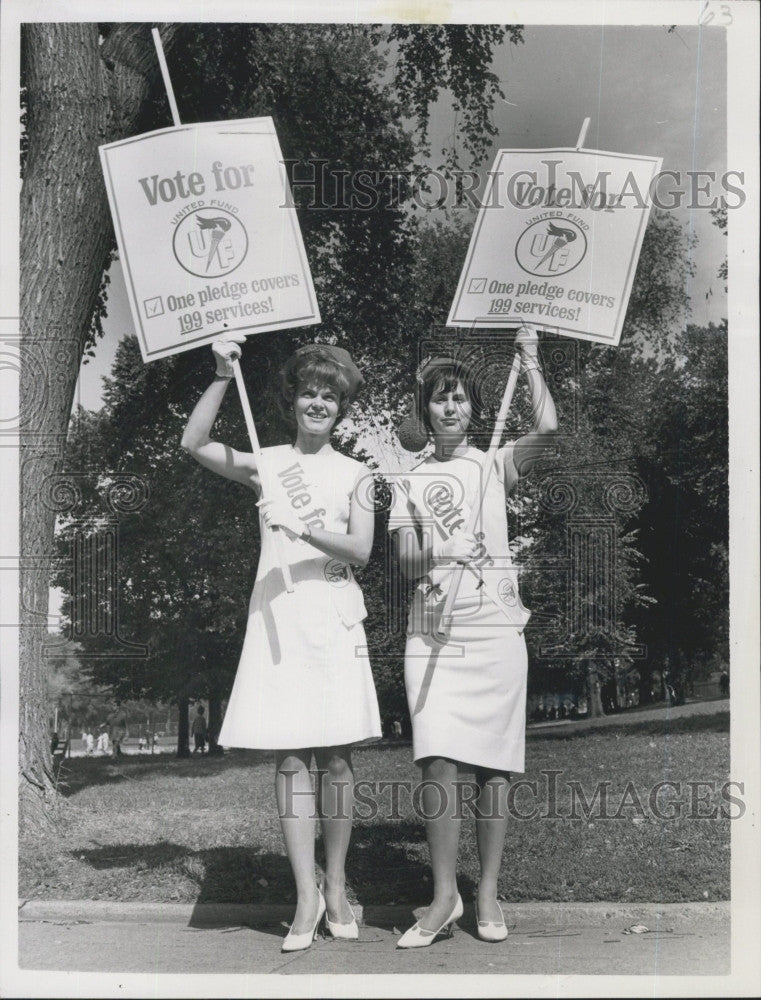 1964 Press Photo Janet Naples &amp; Barbara Petrone Promote United Fund Kickoff - Historic Images