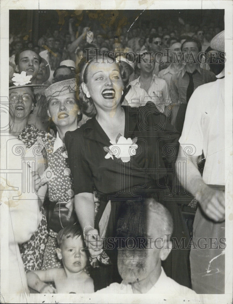 1945 Press Photo Dorothy Arnold, Wife of Joe DiMaggio Watches Record Broken - Historic Images