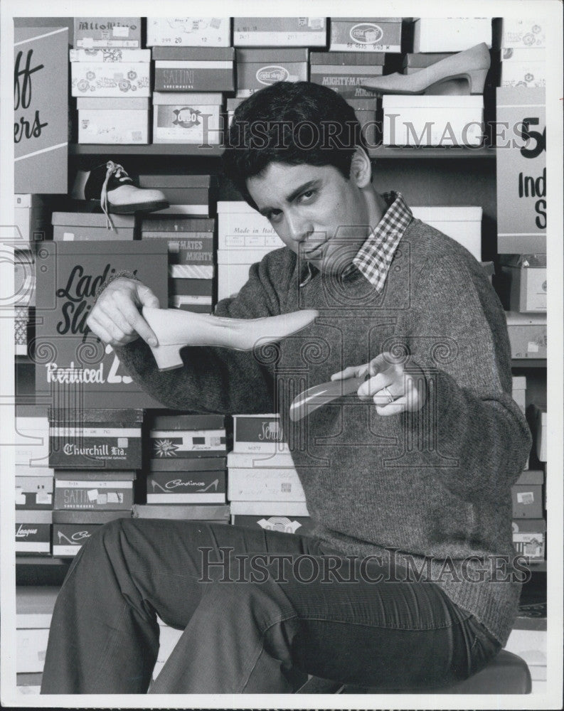 1977 Press Photo Actor, Alan Arkin on a CBS TV show - Historic Images