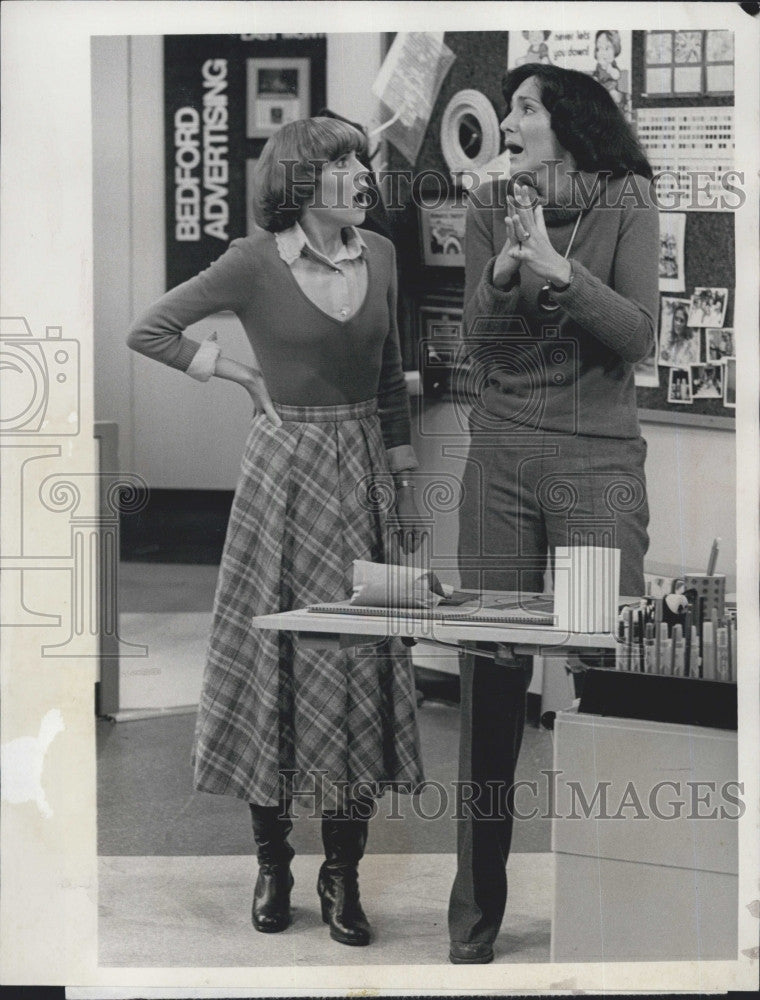 1977 Press Photo Bess Armstrong, Lynnie Greene in &quot;On Our Own&quot; - Historic Images