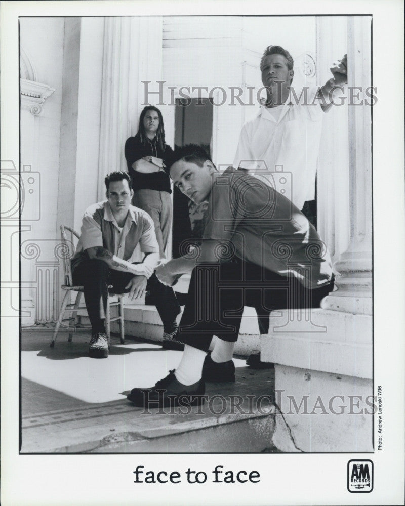 Press Photo Popular Musicians Face To Face - Historic Images