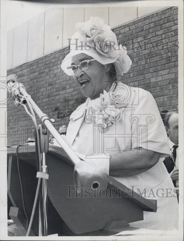 1968 Press Photo Mrs. Cass Speaks At Dedication At Skating Rink - Historic Images