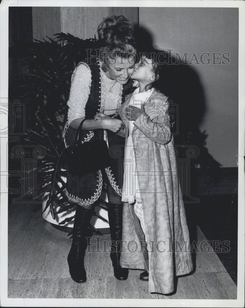 1970 Press Photo Actress Peggy Cass At Logan Airfield With Cheri Rose - Historic Images