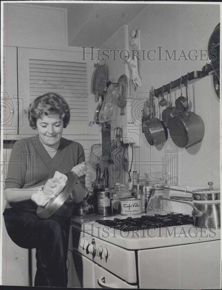 1961 Press Photo Actress Peggy Cass In Kitchen With Pan - Historic Images